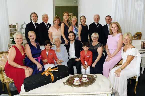 Céline Dion avec toute sa famille pour les 90 ans de sa mère. Photo : Facebook/Céline Dion