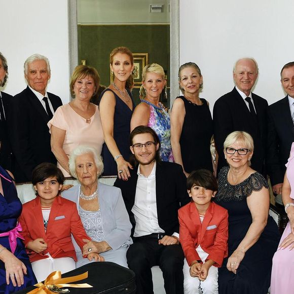 Céline Dion avec toute sa famille pour les 90 ans de sa mère. Photo : Facebook/Céline Dion