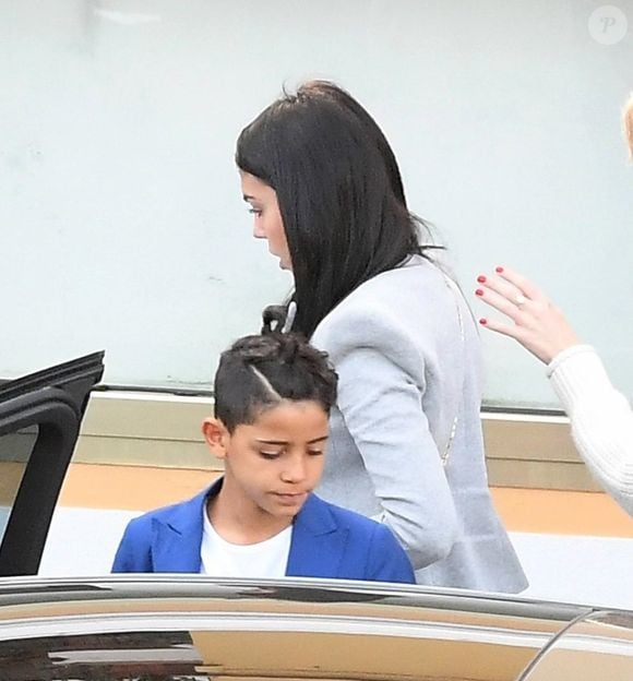 Georgina Rodriguez et Cristiano Jr se rendent au Festival de Sanremo en Italie escortés par deux gardes du corps le 25 janvier 2020.