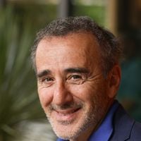 "Je suis quand même vieux" : Elie Semoun a plus de 30 ans d'écart avec sa compagne Aude mais veut vivre l'instant présent