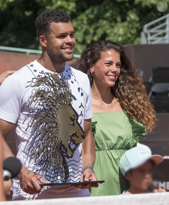 Les deux grands frères, Sugar et Leelow, ont également été mis à l’honneur dans un autre cliché pris un autre jour. 

Le Français Jo-Wilfried Tsonga, éliminé lors de l'Open Parc d'Auvergne Rhône Alpes à Lyon, s'apprête à faire ses adieux au tennis après Roland Garros. Sous le regard de sa femme Noura et son fils Sugar, le champion de tennis de 37 ans a été battu par le Slovaque Alex Molcan (6-4, 6-4). Le 16 mai 2022. 
© Sandrine Thesillat / Panoramic / Bestimage 
Merci de flouter le visage des enfants avant parution.