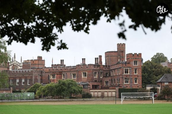 Le prince George de Galles, fait sa rentrée au collège d'Eton entouré de ses parents, le prince William, prince de Galles, et Catherine (Kate) Middleton, princesse de Galles, le 8 septembre 2026.  © PA Wire/PA Images / Bestimage