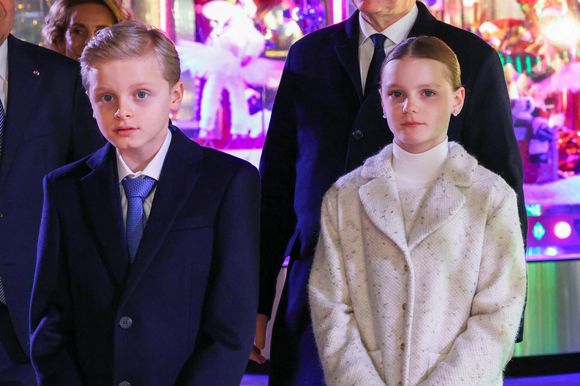 Mais la tradition sur le Rocher monégasque veut que le trône revienne au premier mâle de la fratrie né d'une union reconnue par l'Église...

La princesse Gabriella et le prince héréditaire Jacques de Monaco lancent les illuminations de Noël en Principauté, depuis la place du Casino à Monaco, le 29 novembre 2025. Crédit Claudia Albuquerque/Bestimage