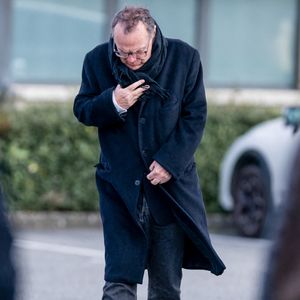 Julien Lepers aux obsèques du chanteur Herbert Léonard au crématorium de Saint-Fargeau-Ponthierry, France, le 12 mars 2025. © Bestimage