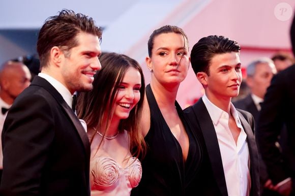 “Sur 88 jours, Adèle et François n’ont que cinq journées ensemble. Suffisamment pour avoir envie d’aller plus loin, une fois les caméras coupées” 
François Civil, Mallory Wanecque,Adèle Exarchopoulos, Malik Frikah - Descente des marches du film « L’amour ouf » lors du 77ème Festival International du Film de Cannes, au Palais des Festivals à Cannes. Le 23 mai 2024
© Jacovides-Moreau / Bestimage