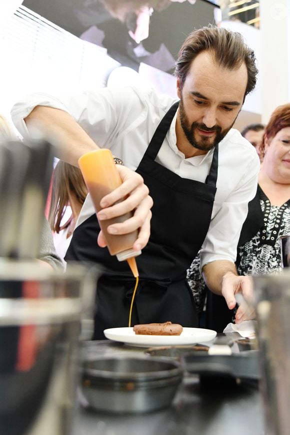 Semi-Exclusif - Cyril Lignac est l'invité "Star" de ShowColat le 2 novembre 2018. Cette semaine dédiée au chocolat organisée par CAP 3000, la galerie commerciale de Saint-Laurent du Var, près de Nice, a commencé le 27 octobre pour se terminer le 4 novembre. Après un cours de pâtisserie en public où, aidé par des marmitons de tout âges tirés au sort dans le public, il a préparé un fondant au chocolat, Cyril Lignac a signé son dernier livre "La pâtisserie" et rencontré ses fans venus en très grand nombre. La file d'attente s'étalait jusqu'à l'extérieur du Centre commercial. © Bruno Bebert/Bestimage