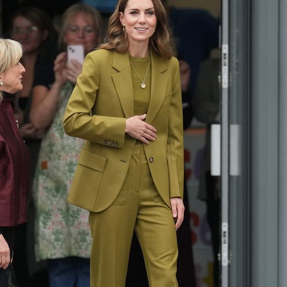 Et pour l'occasion, la duchesse de Cambridge a opté pour un look coloré.

Catherine (Kate) Middleton, princesse de Galles, lors d'une visite à Home-Start à Oxford, le 9 octobre 2025. Home-Start UK se prépare à déployer une formation auprès de son réseau de 9 000 bénévoles sur la base de la série explicative du Centre for Early Childhood de la Royal Foundation.
PA Photo/ Bestimage