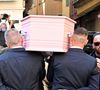Les proches et les admirateurs de Loana se sont réunis sous les voûtes de la cathédrale Sainte-Réparate pour une cérémonie empreinte d’une profonde émotion. 

Eryl Prayer - Sorties des obsèques de Loana Petrucciani dans la cathédrale Sainte-Réparate à Nice le 10 avril 2026. L'ancienne star de téléréalité a été retrouvée morte dans son appartement niçois par les autorités, le 25 mars dernier. © Bruno Bebert/Bestimage