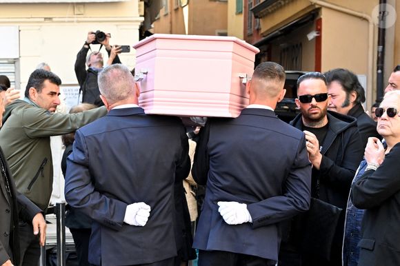 Les proches et les admirateurs de Loana se sont réunis sous les voûtes de la cathédrale Sainte-Réparate pour une cérémonie empreinte d’une profonde émotion. 

Eryl Prayer - Sorties des obsèques de Loana Petrucciani dans la cathédrale Sainte-Réparate à Nice le 10 avril 2026. L'ancienne star de téléréalité a été retrouvée morte dans son appartement niçois par les autorités, le 25 mars dernier. © Bruno Bebert/Bestimage