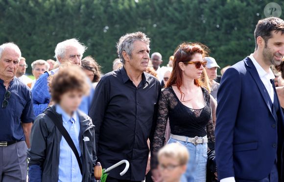 Un age que Léonard, le dernier enfant de Julien Clerc, n'a pas encore atteint

Julien Clerc, sa femme Hélène Grémillon, leur fils Léonard Clerc et Antoine Leclerc, fils du défunt aux obsèques civiles du journaliste Gérard Leclerc au cimetière des Trois-Moutiers à Loudun, dans la Vienne, France, le 24 août 2023. © Dominique Jacovides/Bestimage