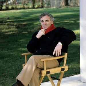 Un très bel endroit 

Archives - En Suisse, Charles Aznavour chez lui, dans sa maison de Cologny le 27 mars 1987.
Alain Canu via Bestimage