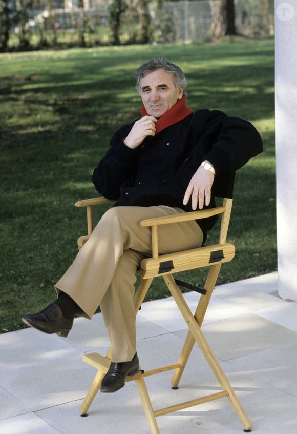Un très bel endroit 

Archives - En Suisse, Charles Aznavour chez lui, dans sa maison de Cologny le 27 mars 1987.
Alain Canu via Bestimage