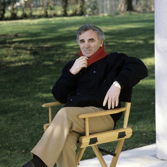Un très bel endroit 

Archives - En Suisse, Charles Aznavour chez lui, dans sa maison de Cologny le 27 mars 1987.
Alain Canu via Bestimage