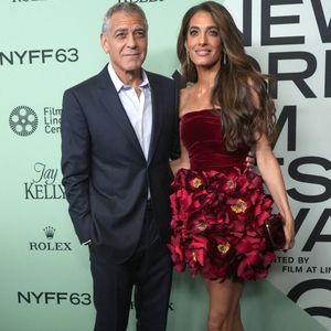 Le bustier est en velours rouge et la jupe est fleurie.
George Clonney et Amal Clooney assistent à la première sur le tapis rouge de « Jay Kelly » lors de la soirée d'ouverture du 63e Festival du film de New York. Alice Tully Hall, Lincoln Center, New York. 29 septembre 2025.  © Sonia Moskowitz Gordon/ZUMA Press Wire