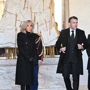 Le président Emmanuel Macron et sa femme Brigitte Macron participent à une minute de silence, au palais de l'Elysée, en hommage aux victimes du cyclone Chido à Mayotte le 23 décembre 2024.

© Eric Tschaen / Pool / Bestimage