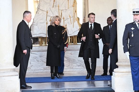 Le président Emmanuel Macron et sa femme Brigitte Macron participent à une minute de silence, au palais de l'Elysée, en hommage aux victimes du cyclone Chido à Mayotte le 23 décembre 2024.

© Eric Tschaen / Pool / Bestimage