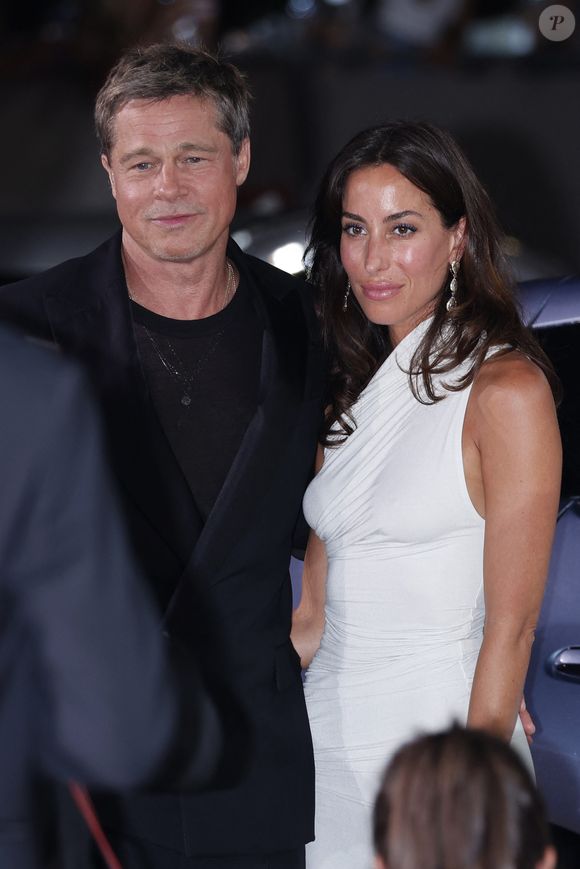 Brad Pitt et sa compagne Ines de Ramon à la projection de "Wolfs" lors du 81ème festival international du film de Venise, la Mostra le 1er septembre 2024.