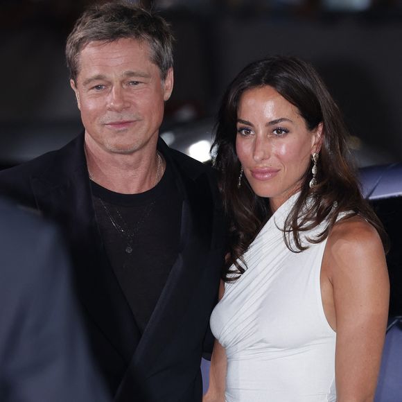 Brad Pitt et sa compagne Ines de Ramon à la projection de "Wolfs" lors du 81ème festival international du film de Venise, la Mostra le 1er septembre 2024.