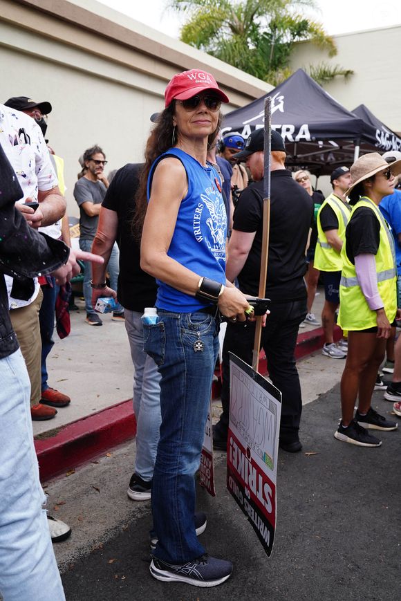 L'actrice Justine Bateman soutient les grévistes à Los Angeles le 14 septembre 2023