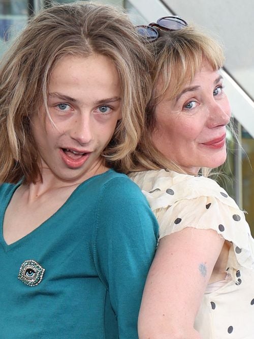 Billy Blanchard apparaît avec sa mère Julie Depardieu au show Christian Louboutin : l'actrice s'est servie dans le dressing de son fils !
