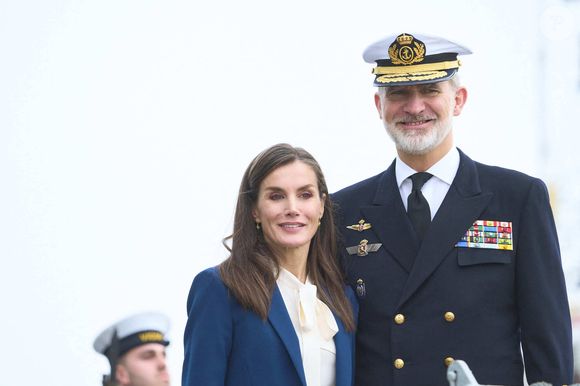 Accompagné du roi Felipe VI, elle a salué sa fille Leonor ...

Le roi Felipe VI et la reine Letizia d'Espagne président les adieux du « Juan Sebastián de Elcano » avec l'Infante Leonor comme aspirante à Cadix  (Credit Image: © Jack Abuin/ZUMA Press Wire)