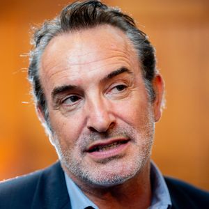 Dans "Sur les chemins noirs", Jean Dujardin incarne Sylvain Tesson, cet écrivain explorateur qui a vécu un terrible accident à Chamonix. 

Jean Dujardin, parrain d’honneur à la treizième édition des Gants d’Or (  Belgian Golden Gloves ), qui  célèbre les figures marquantes de la boxe belge, toutes générations confondues, à Bruxelles, Belgique. © Alain Rolland/ImageBuzz/Bestimage