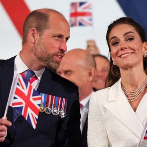 En effet, l'équipe d'Angleterre est désormais en route pour la grande finale de l'UEFA.

Le prince William et Kate Middleton assistent à un concert pour marquer le 80e anniversaire du jour de la Victoire en Europe à Horse Guards Parade à Londres, le 8 mai 2025.

Photo : Chris Jackson / WPA-Pool / Bestimage