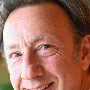 Entre ces tasses se trouve également une photo de ses parents, auxquels il ne manque jamais de penser et de rendre hommage.

Stephane Bern assiste au tournoi de Roland Garros 2025 le 29 mai 2025 à Paris, France. Photo by ABACAPRESS.COM