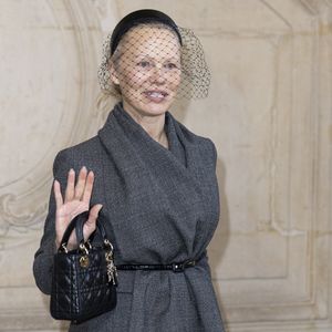 Tout comme Pamela Anderson, qui s'est encore une fois montrée sans maquillage

Pamela Anderson - Arrivées au défilé Christian Dior au Musée Rodin pour la Collection Haute Couture Printemps/Eté 2025 lors de la Fashion Week de Paris (PFW), France,le 27 janvier 2025. © Olivier Borde/Bestimage