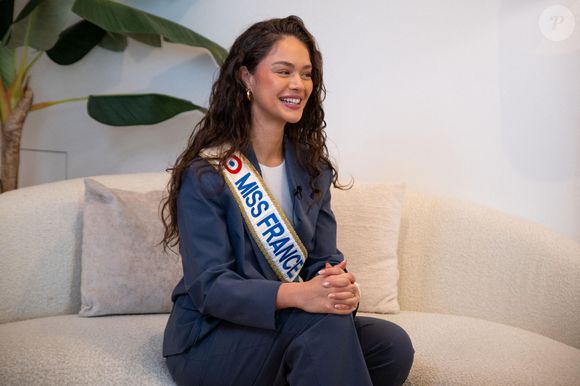 Hinaupoko Devèze, Miss France 2026 en séance dédicace au centre commercial l'Atoll à Angers, France, le 7 mars 2026. © Emilien Jousselin/PsNewZ/Bestimage