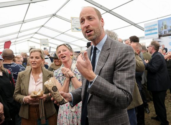 Le prince William et Sophie Rhys-Jones - Le Prince de Galles, connu sous le nom de Duc de Cornouailles lorsqu'il est en Cornouailles, et la Duchesse d'Edimbourg, avec des Duchy Pasties lors d'une visite au pavillon de l'alimentation et de l'agriculture au Royal Cornwall Show au Royal Cornwall Showground, Whitecross, Wadebridge. Vendredi 6 juin 2025. Photo by Chris Jackson/PA Wire/ABACAPRESS.COM