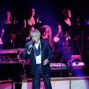 Semi-Exclu - Michel Sardou lors d'un concert aux arènes de Bordeaux Métropole dans le cadre de sa tournée "La Dernière Danse" accompagné d'un grand orchestre de 31 musiciens à Floirac, France, le 8 février 2018. Photo par Thibaud Moritz/ABACAPRESS.COM