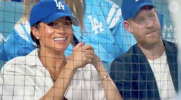 Meghan Markle et le prince Harry font une apparition surprise au match des Dodgers lors des World Series à Los Angeles. Photo par Backgrid UK/ Bestimage
