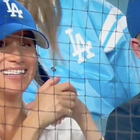 Meghan Markle et le prince Harry font une apparition surprise au match des Dodgers lors des World Series à Los Angeles. Photo par Backgrid UK/ Bestimage