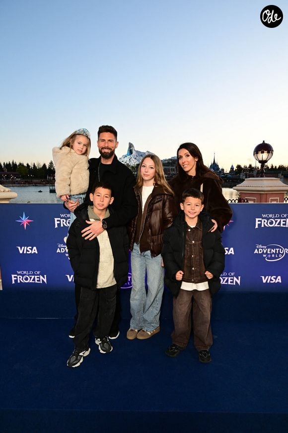 Il est avant tout un papa heureux et très investi. 

Olivier Giroud et sa femme Jennifer avec leurs enfants - Inauguration du village de la Reine des Neiges sur le site de Disneyland Paris à Marne-la-Vallée le 28 mars 2026. © Disneyland Paris via Bestimage