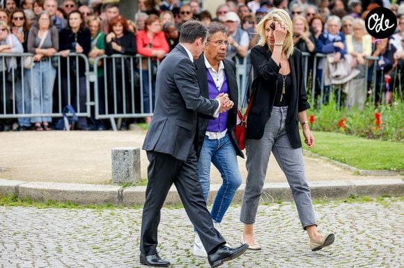Laurent Voulzy et Isaure Le Faou aux funérailles de la chanteuse Françoise Hardy au crématorium du cimetière du Père-Lachaise à Paris, en France, le 20 juin 2024.

© Jacovides-Moreau/Bestimage