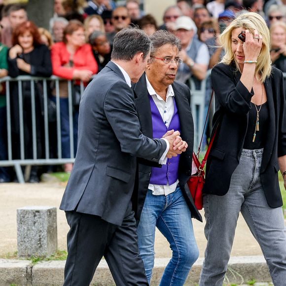 Laurent Voulzy et Isaure Le Faou aux funérailles de la chanteuse Françoise Hardy au crématorium du cimetière du Père-Lachaise à Paris, en France, le 20 juin 2024.

© Jacovides-Moreau/Bestimage