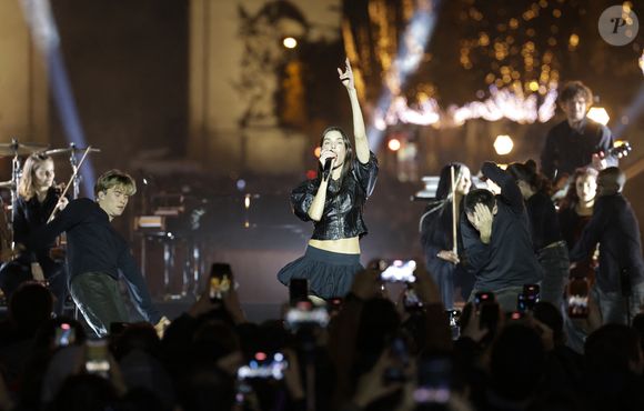 Sur Instagram, la chanteuse a rendu un hommage poignant, le 3 décembre 2025, à son grand-père, figure fondatrice de sa passion pour la musique.

Charlotte Cardin - Lancement des Illuminations de Noël des Champs-Elysées à Paris le 16 novembre 2025.

© Coadic Guirec / Bestimage