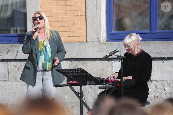 Sandra Kim et Alice on the Roof - 300 personnes réunies pour rendre hommage à Emilie Dequenne dans sa ville de Chièvres (Belgique), le 9 avril 2025, quelques semaines après son décès prématuré, survenu le 16 mars 2025. © Photonews / Bestimage