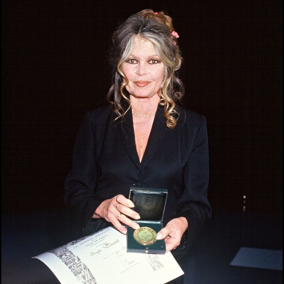 Il veut aussi transmettre de la bonne humeur et offrir un repère aux téléspectateurs.

Brigitte Bardot au 9ème Festival de cinéma de Paris