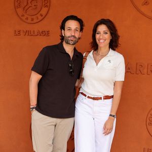 Greg Levy et Laurie Cholewa au photocall du village lors des Internationaux de France de Tennis de Roland Garros 2026, à Paris, le 30 mai 2026. 

© Dominique Jacovides/Bestimage