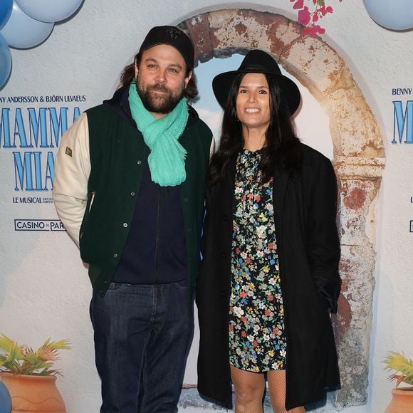 Arthur Jugnot et sa femme Flavie Péan - Soirée de gala pour la première de la comédie musicale "Mamma Mia ! Le Musical" au Casino de Paris le 26 octobre 2023. Déjà saluée par plus de 65 millions de spectateurs dans le monde, la comédie musicale culte «Mamma Mia !» est de retour au Casino de Paris, et ce jusqu'au 21 janvier prochain. © Coadic Guirec/Bestimage
