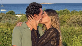 Raphaël Kretz officialise sa nouvelle histoire en Corse : sa chérie est la fille d'une célèbre styliste