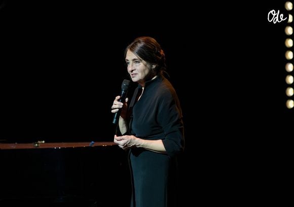 On y voit notamment Catherine Ringer participer à un teaser de son groupe, Family Affair, et l'accompagner sur scène sur des titres comme "Andy" ou "C'est comme ça".

Catherine Ringer - 11ème édition de la "Nuit de la déprime" aux Folies Bergère à Paris le 6 octobre 2026. © Anne-Sophie Guebey / Bestimage