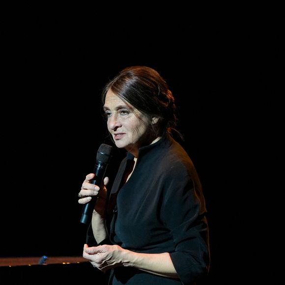 On y voit notamment Catherine Ringer participer à un teaser de son groupe, Family Affair, et l'accompagner sur scène sur des titres comme "Andy" ou "C'est comme ça".

Catherine Ringer - 11ème édition de la "Nuit de la déprime" aux Folies Bergère à Paris le 6 octobre 2026. © Anne-Sophie Guebey / Bestimage