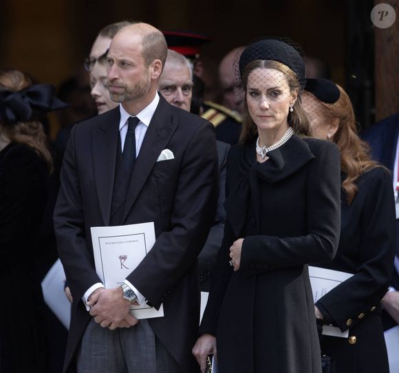Le prince William et Kate Middleton se sont mutuellement soutenus durant ces obsèques.

La famille royale durant les obsèques de la duchesse de Kent dans la cathédrale de Westminster à Londres le 16 septembre 2025. © Dana Press / Bestimage