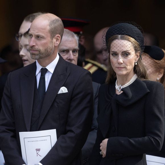 Le prince William et Kate Middleton se sont mutuellement soutenus durant ces obsèques.

La famille royale durant les obsèques de la duchesse de Kent dans la cathédrale de Westminster à Londres le 16 septembre 2025. © Dana Press / Bestimage