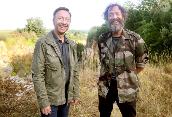 Stéphane Bern, Bruno Debrandt dans le téléfilm de France 3 "La Mort vue du ciel" à Châteauneuf-sur-Charente, le 17 août 2020. 

Agence / Bestimage