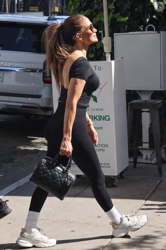 Elle s’entraîne environ six jours par semaine pour garder la forme.

EXCLUSIVE Los Angeles, CA Jennifer Lopez est sportive dans un haut noir et un legging associé à des baskets blanches et un sac à main noir élégant alors qu'elle arrive pour déjeuner avec une amie au restaurant The Ivy à Los Angeles.

Backgrid USA / Bestimage