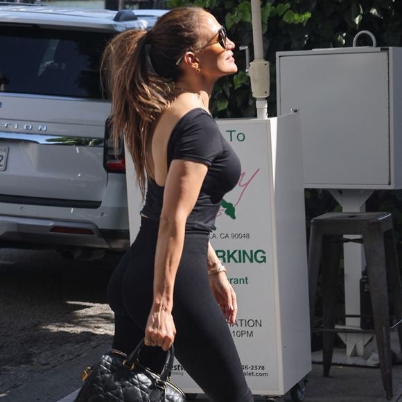 Elle s’entraîne environ six jours par semaine pour garder la forme.

EXCLUSIVE Los Angeles, CA Jennifer Lopez est sportive dans un haut noir et un legging associé à des baskets blanches et un sac à main noir élégant alors qu'elle arrive pour déjeuner avec une amie au restaurant The Ivy à Los Angeles.

Backgrid USA / Bestimage